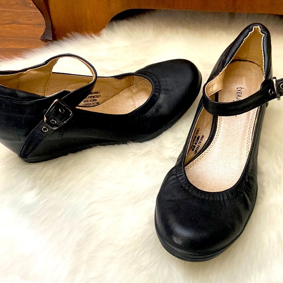 COPY - Cute little wedge heel shoes in size 9M - Picture 1 of 7